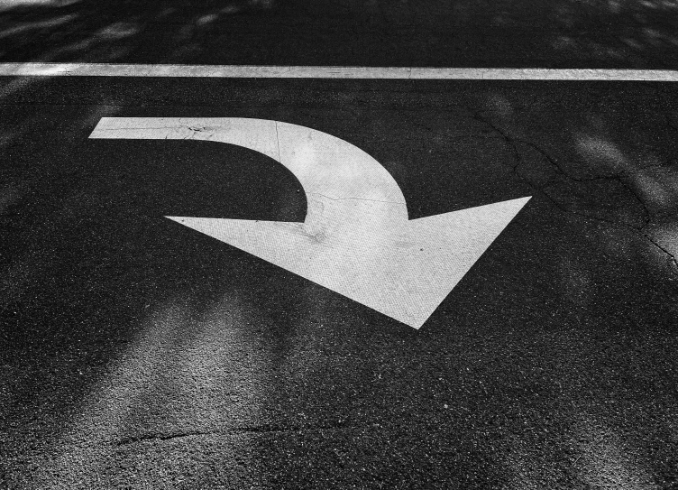 a picture of a street with a sign that shows the direction