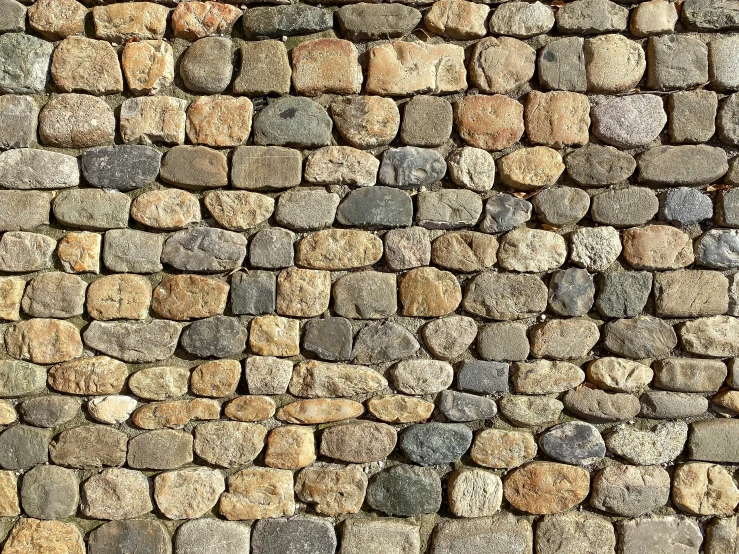 a stone wall that looks like it has many small rocks on it