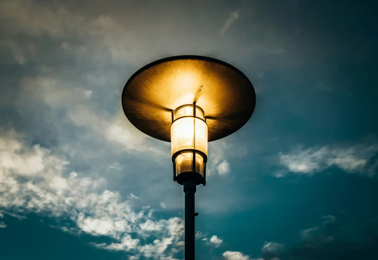 the back of an old fashioned light on top of a pole