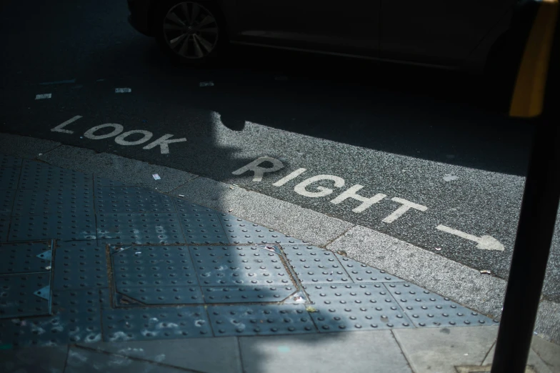 an image of a light at the side walk