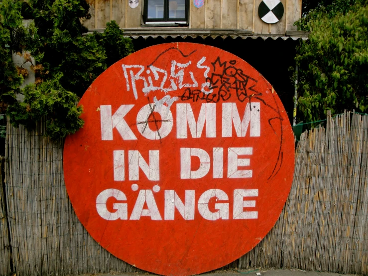 a round sign that says komm in die gange