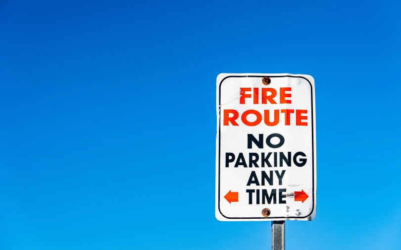 a sign that says fire route no parking any time