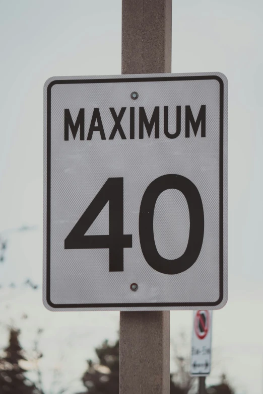 there is a sign that says maximum forty on it