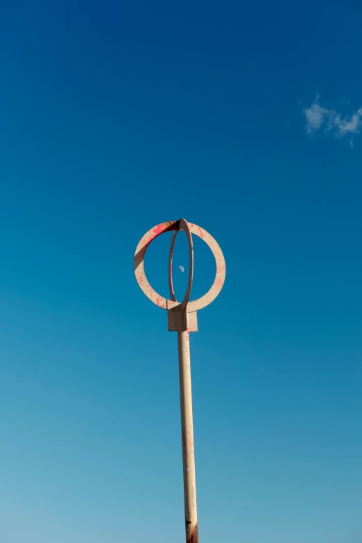 a sculpture in the middle of a field, surrounded by grass