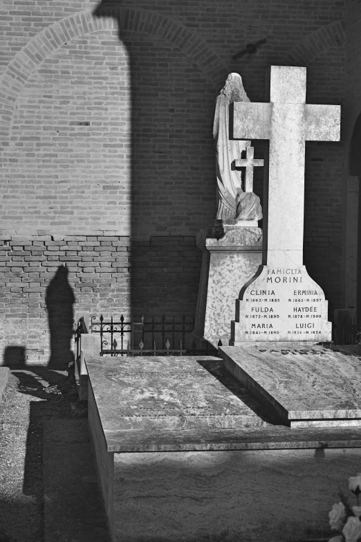 there is a stone memorial and a black and white po