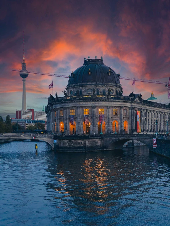 the building is reflecting the water on it