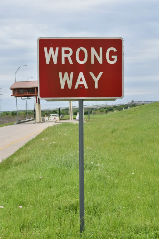 a road sign reads wrong way in english and spanish