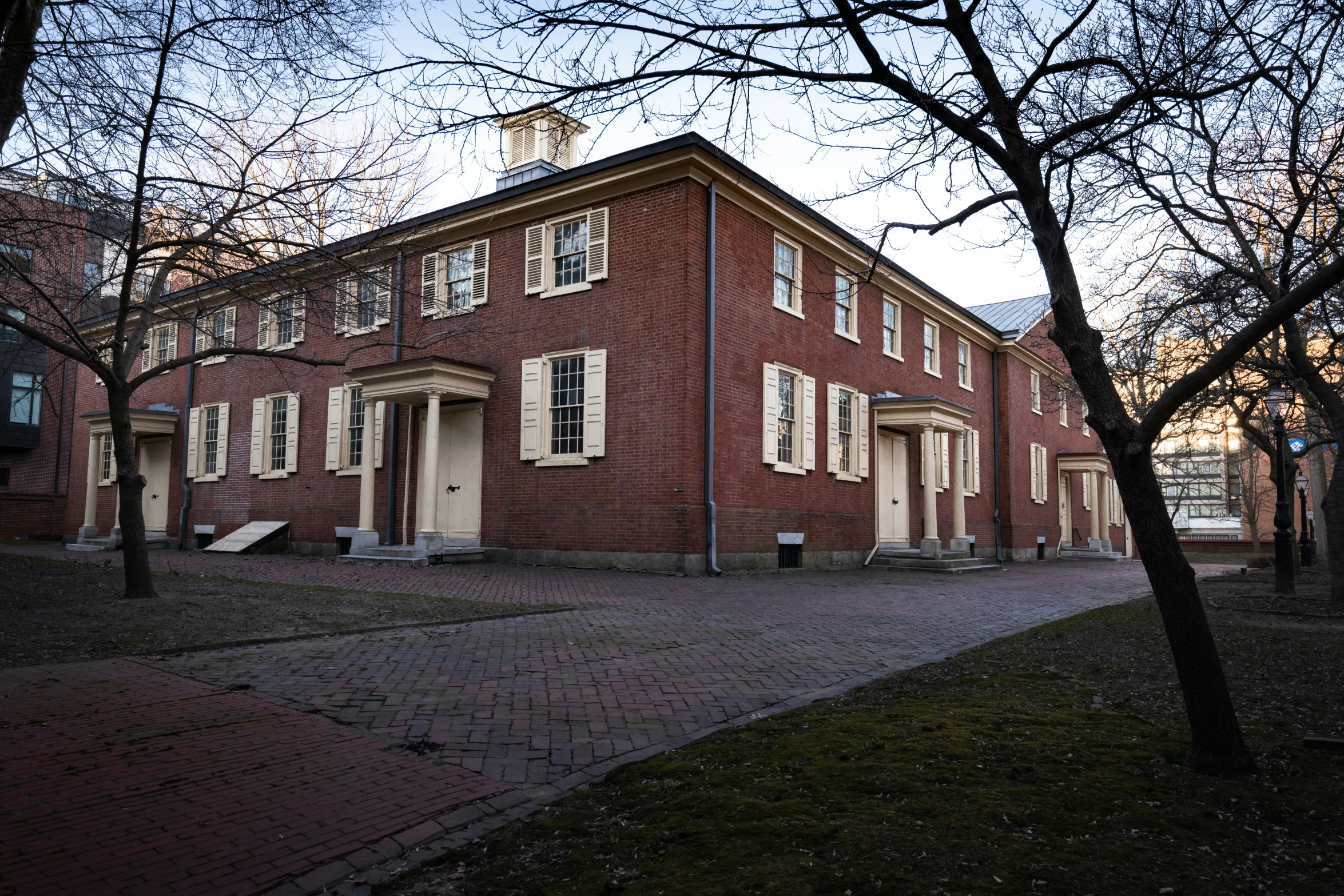 a very big brick building that has a bunch of windows