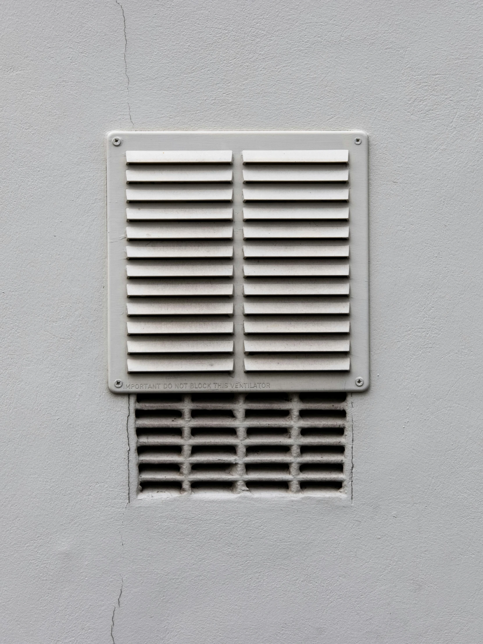 an outdoor vent on a building showing the amount of it's air