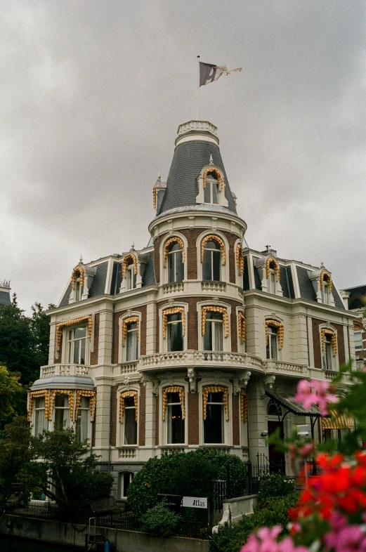 a very big house with some very pretty flowers