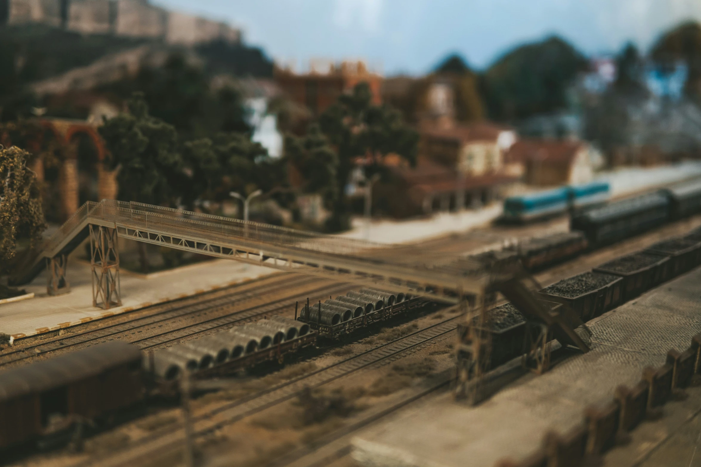 the top portion of a model train track with a train traveling through the tracks