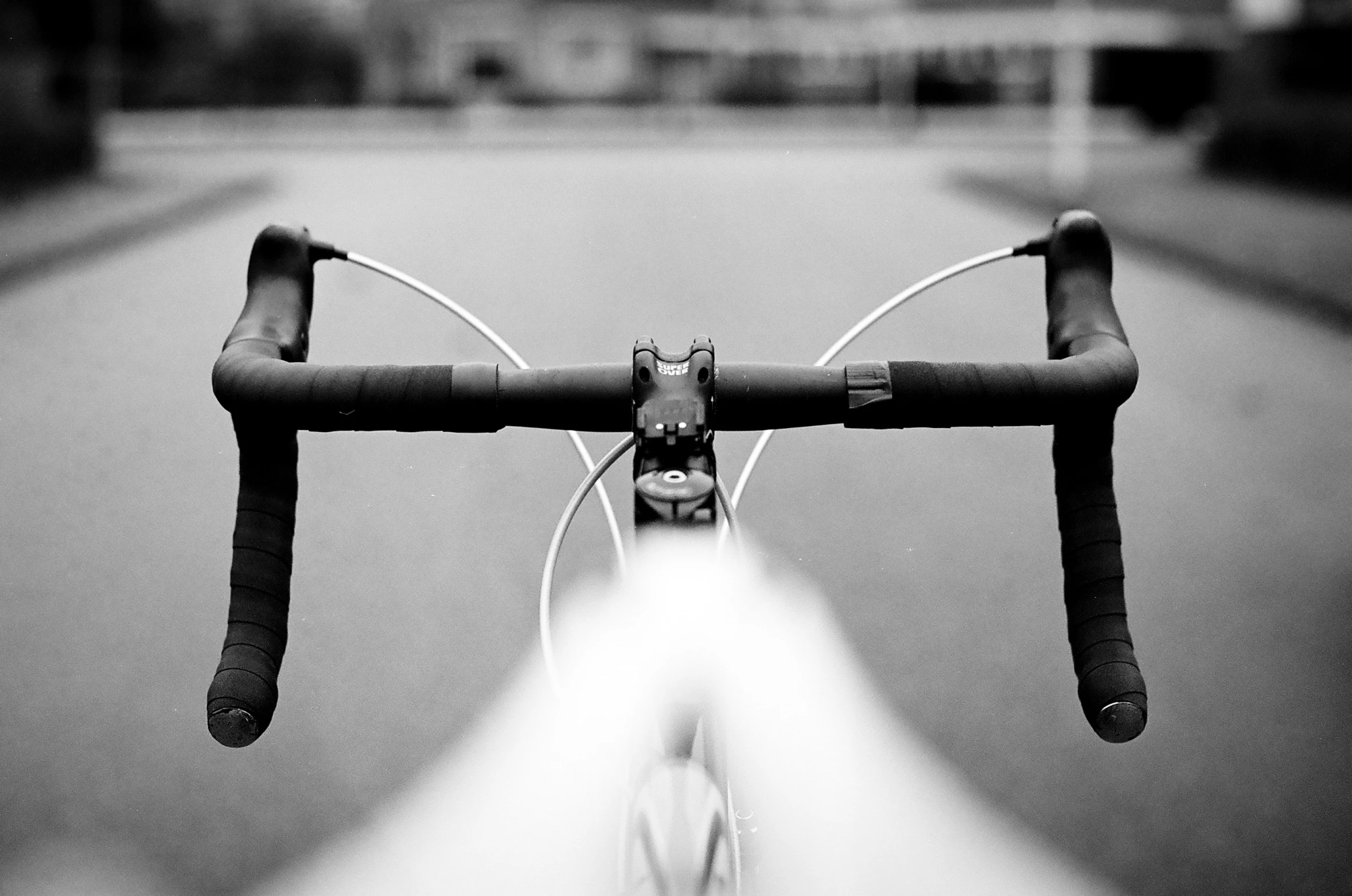 a close up of the handle bars on a bicycle