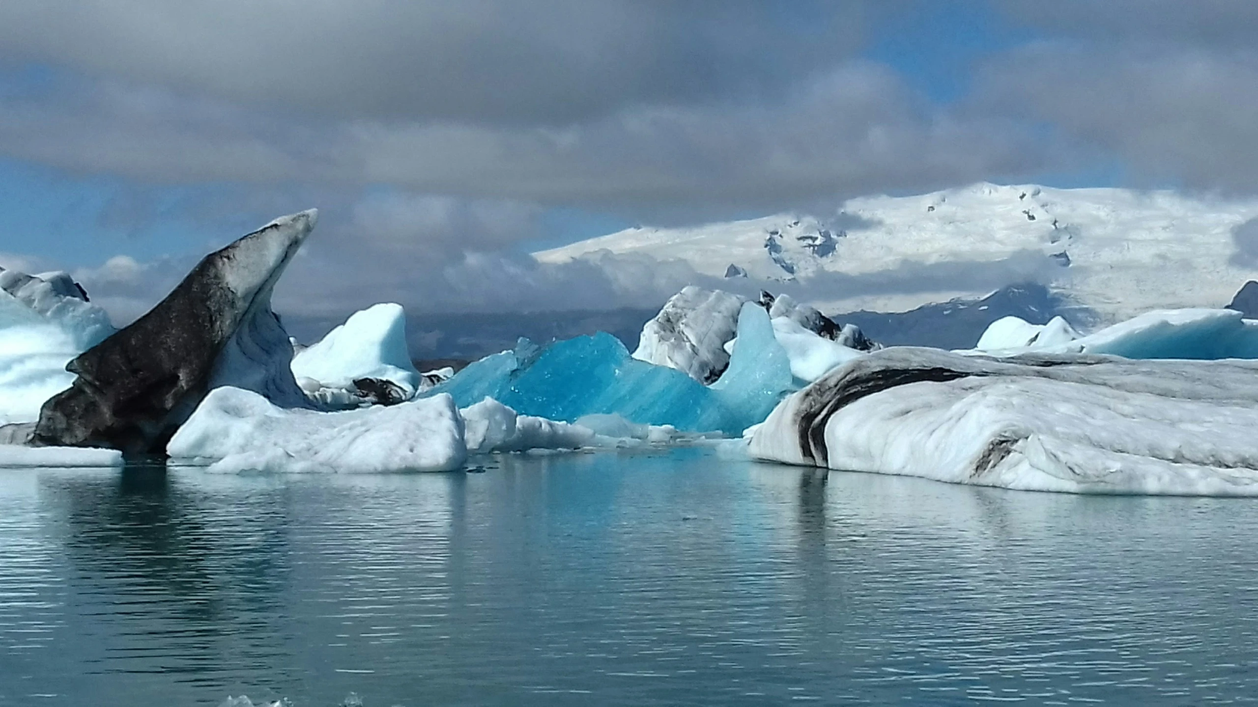 a large iceberg is seen in this beautiful po