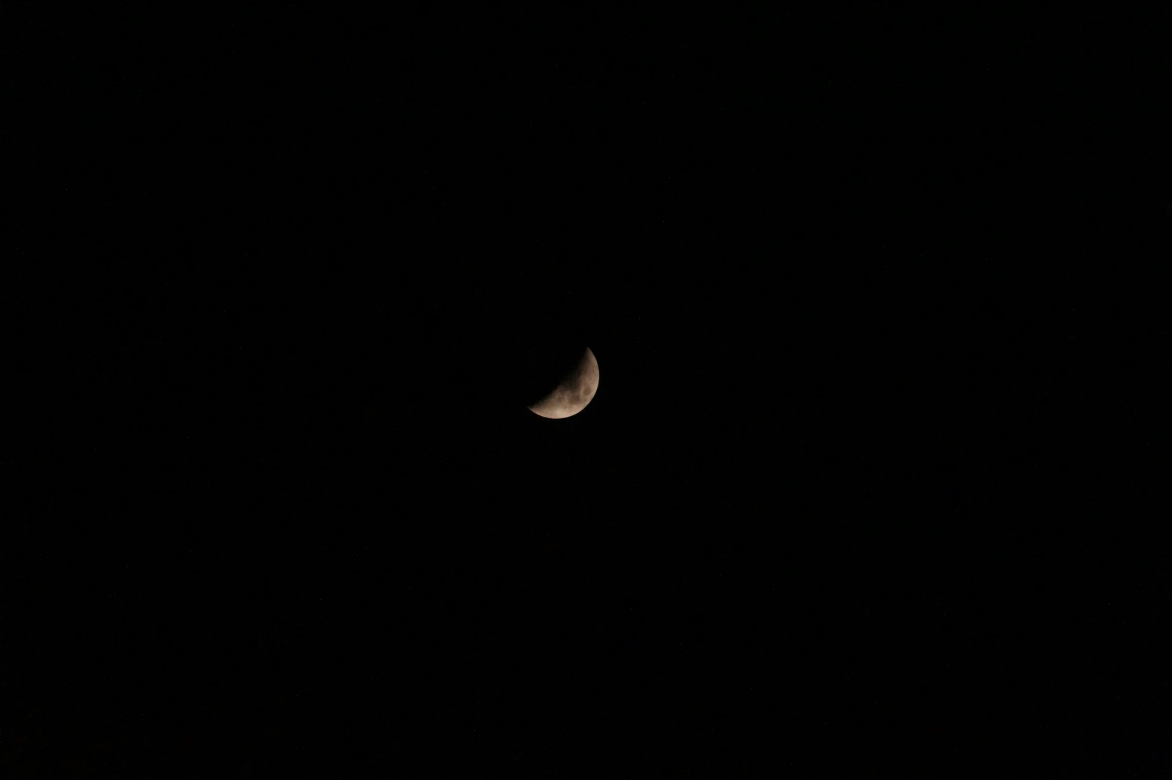 an airplane flying across the dark sky