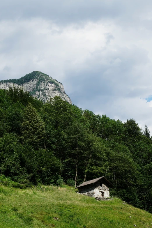 there is a wooden shack that has a roof