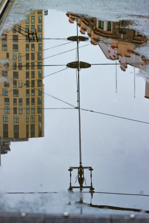 a building reflecting in the water of the lake