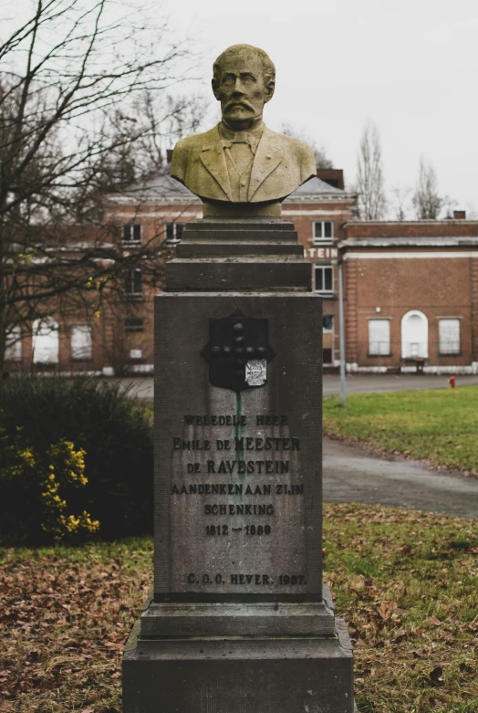 a busturine is sitting in front of a brick building