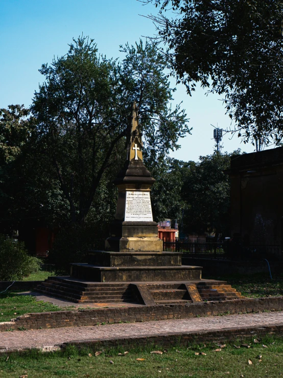 a picture of a statue with the back of it