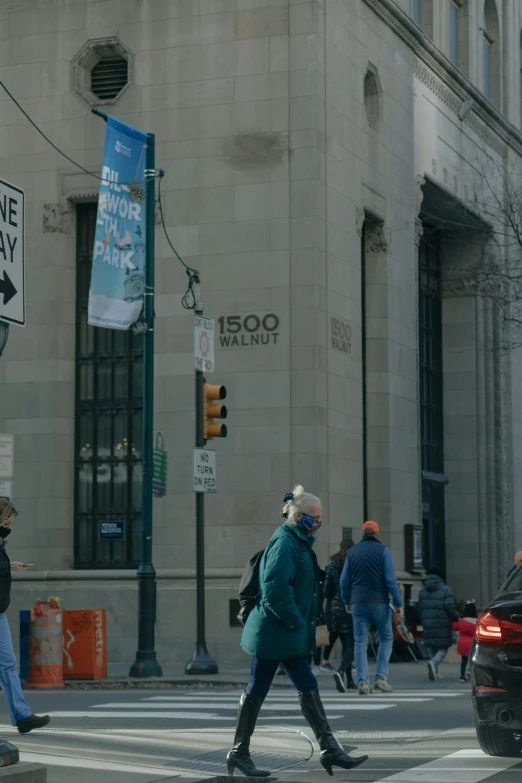 the old woman is crossing the street in the city