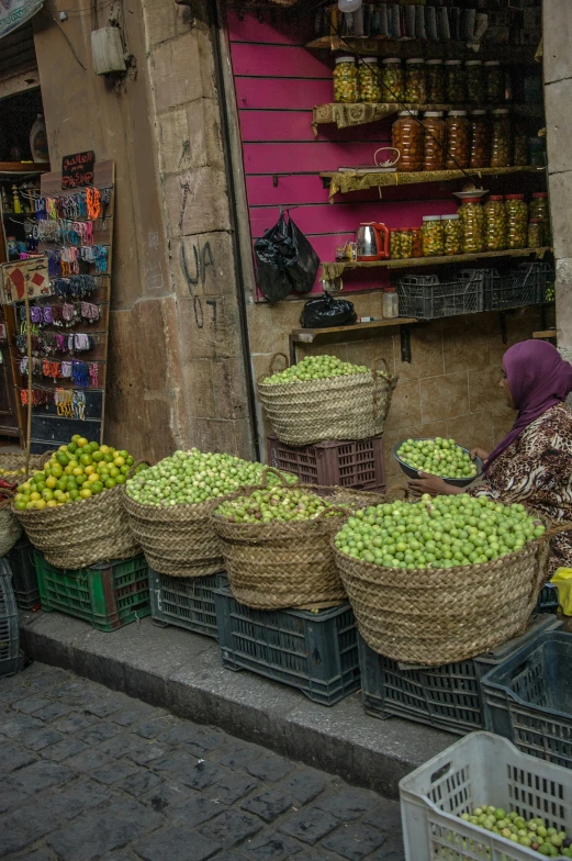 a large group of baskets with green apples in them