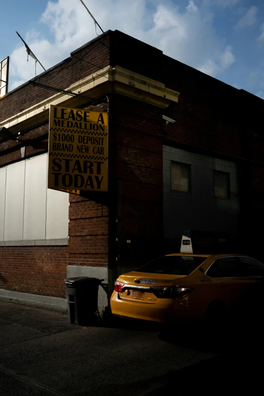 there is a sign on the side of the building that reads start a day