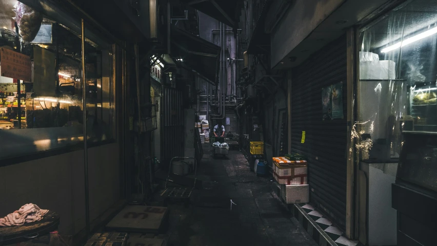 an alley is empty at night on the street