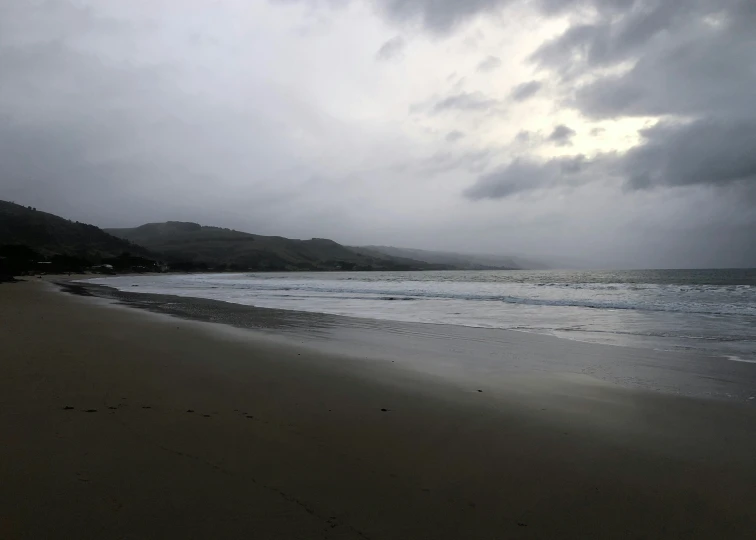 the ocean is very quiet and wet with the waves in the background