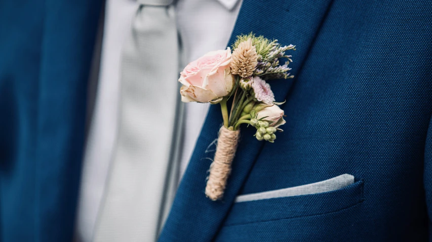 a small boutonniere with flowers attached to it