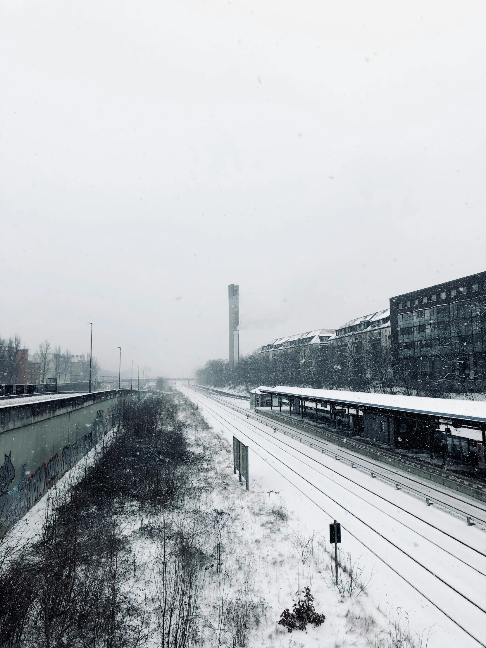 there are many trains that are stopped in the snowy tracks