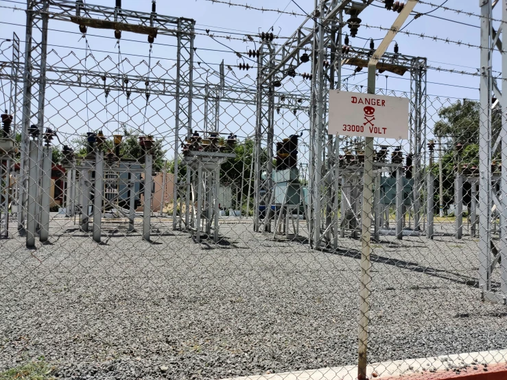 there is a bunch of wires in the air behind an electric fence