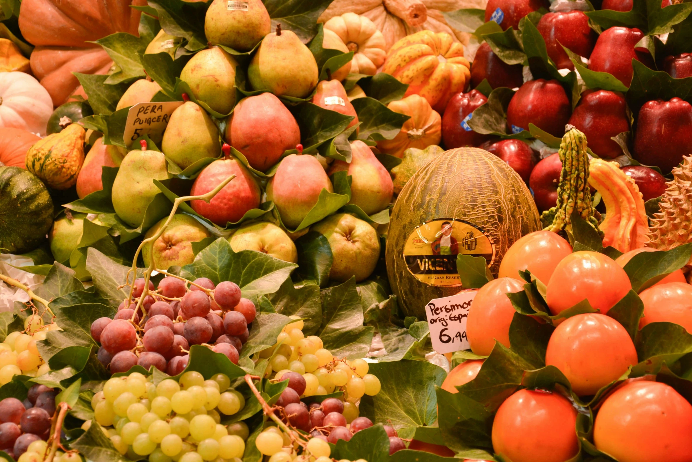 many different kinds of fruits and vegetables are in the shop