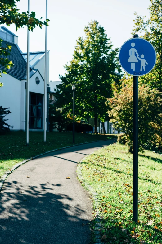 there is a blue and white sign in front of the house