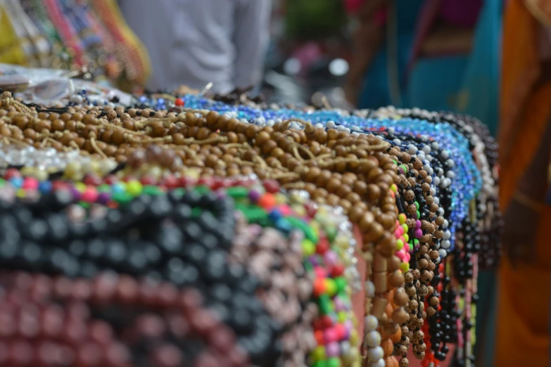 rows of beads are stacked on top of each other