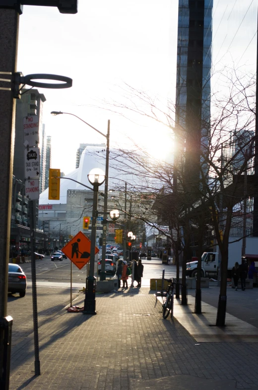 the sun shines on an urban street during the day