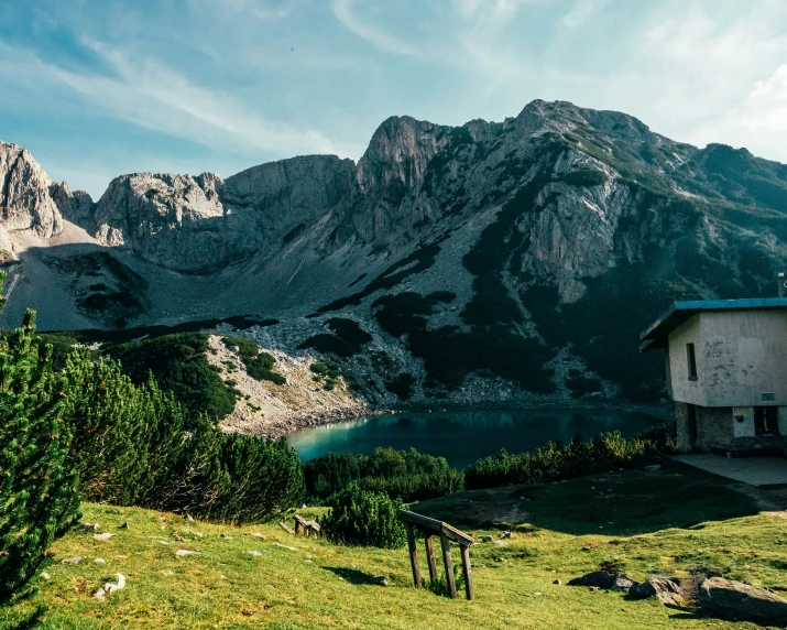 this po shows the mountain range and a cabin next to it