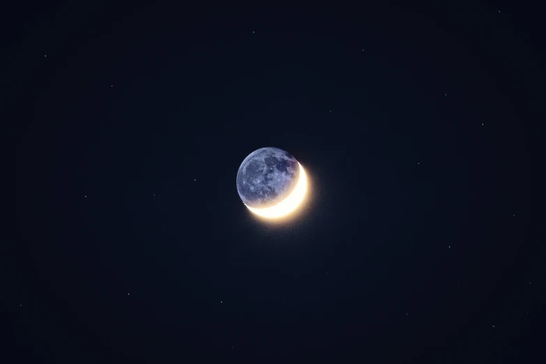 a very bright and bright crescent moon in the dark sky