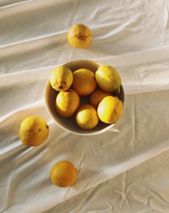 there are lemons in the bowl on the table