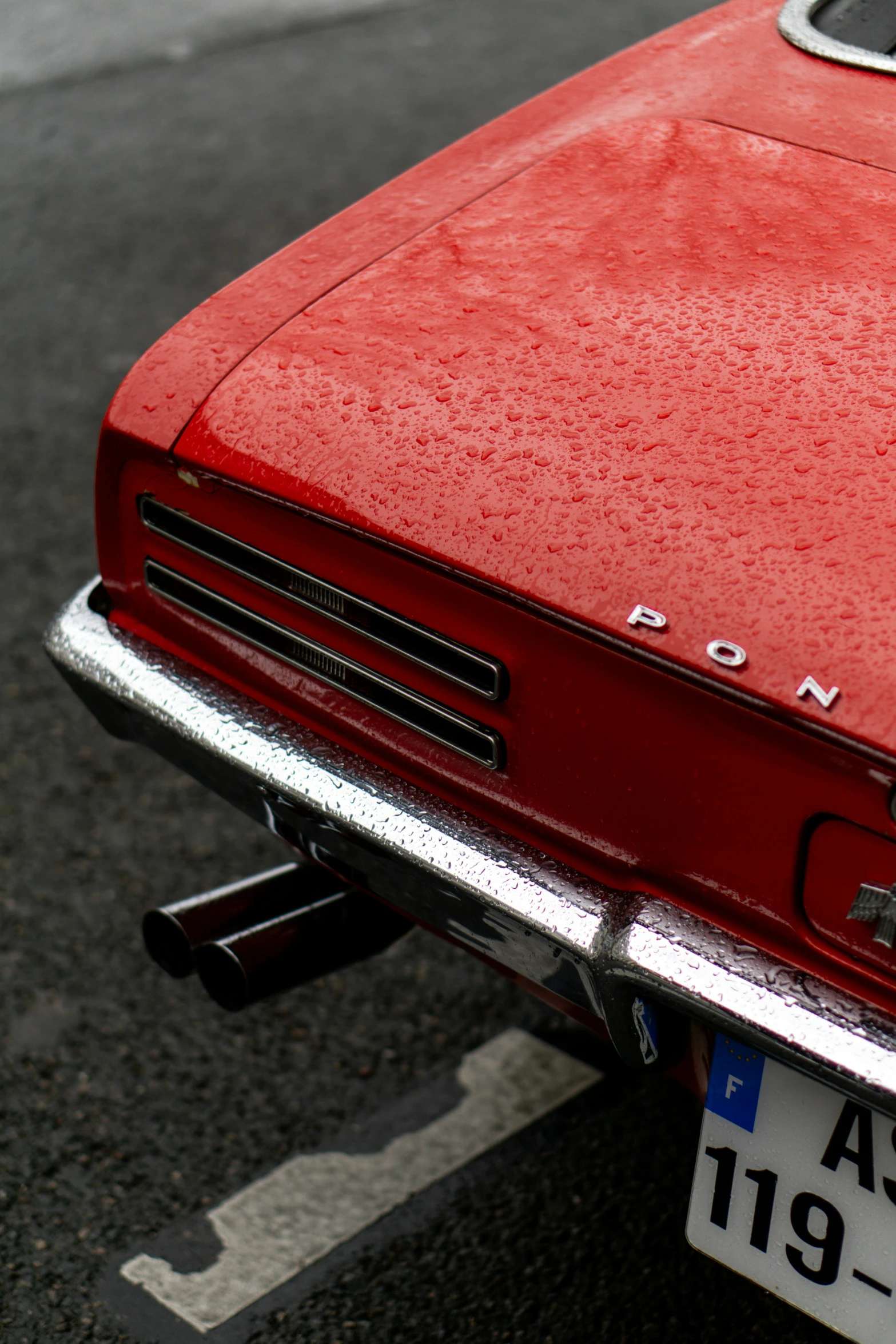 an old, vintage red car is shown with its license plate