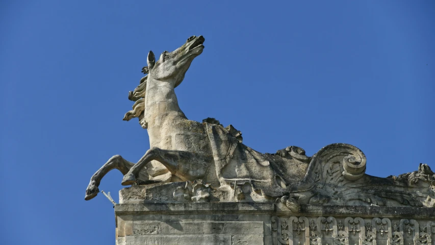 a horse and lion statue on top of a building