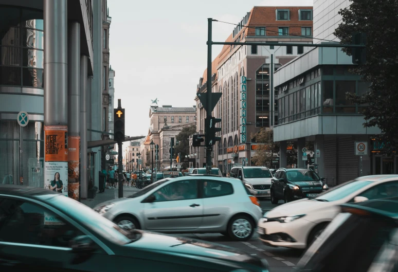 cars are stopped at a traffic light on the street