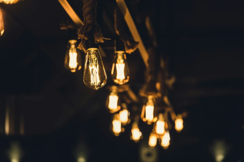 a bunch of light bulbs hanging from the ceiling