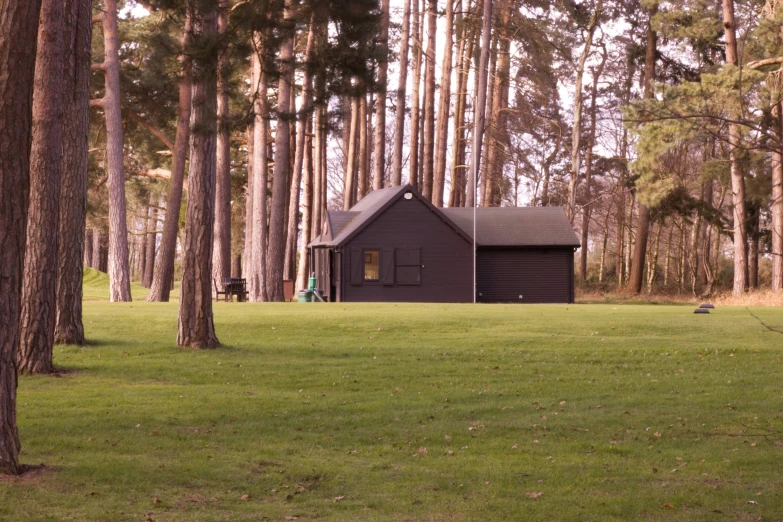 a small house is seen through the trees