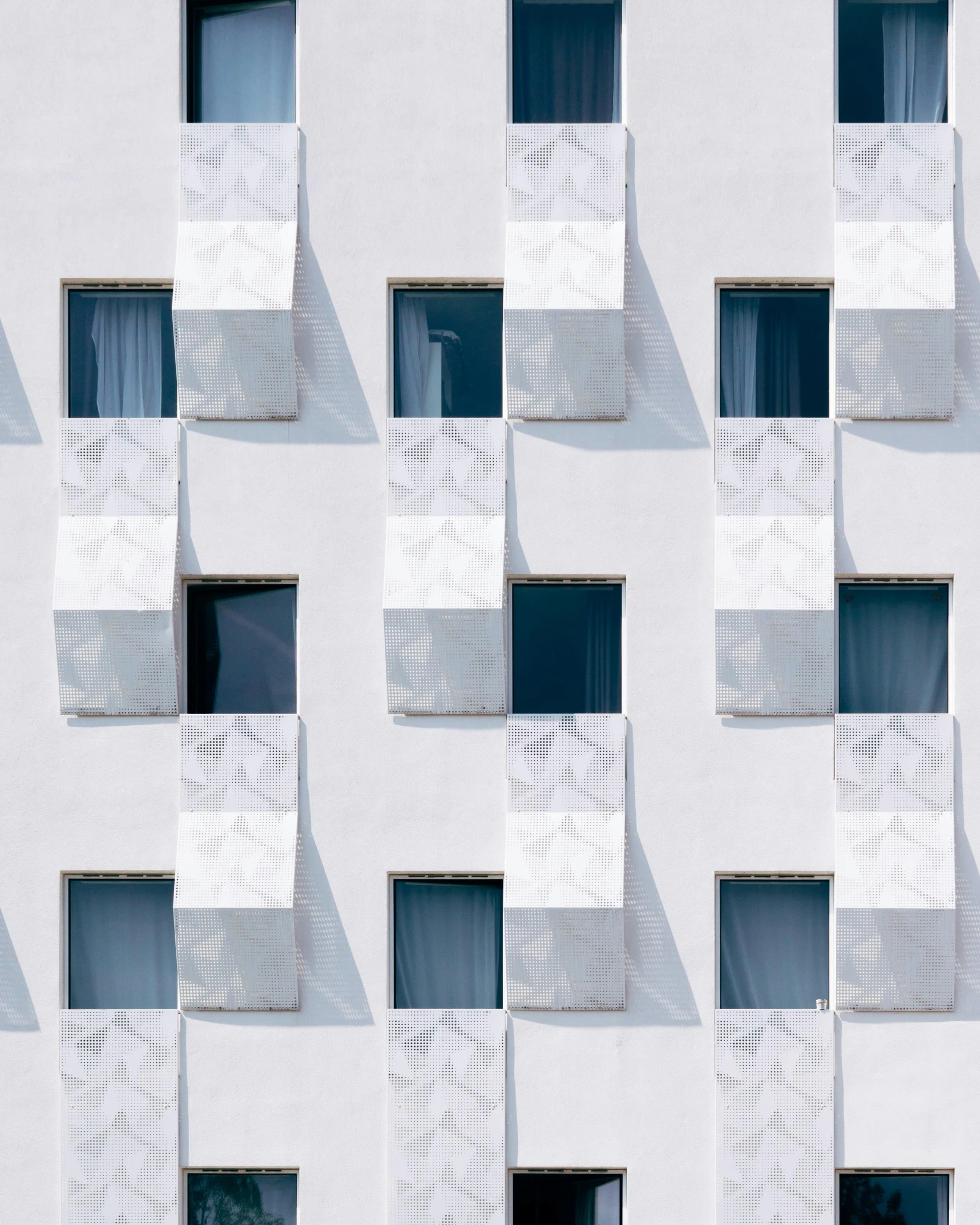 several windows are placed on the outside of a building