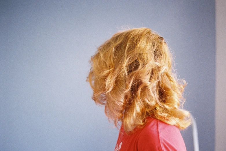 a close up view of a child's back hair