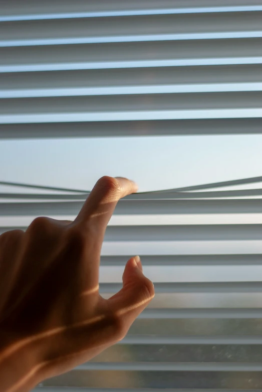 hand with the index index pointing to blinds