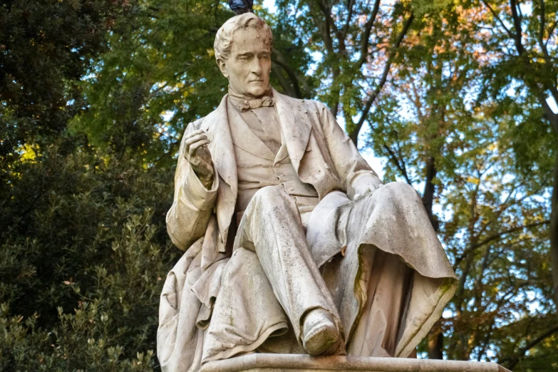 a statue of the great lincoln by trees