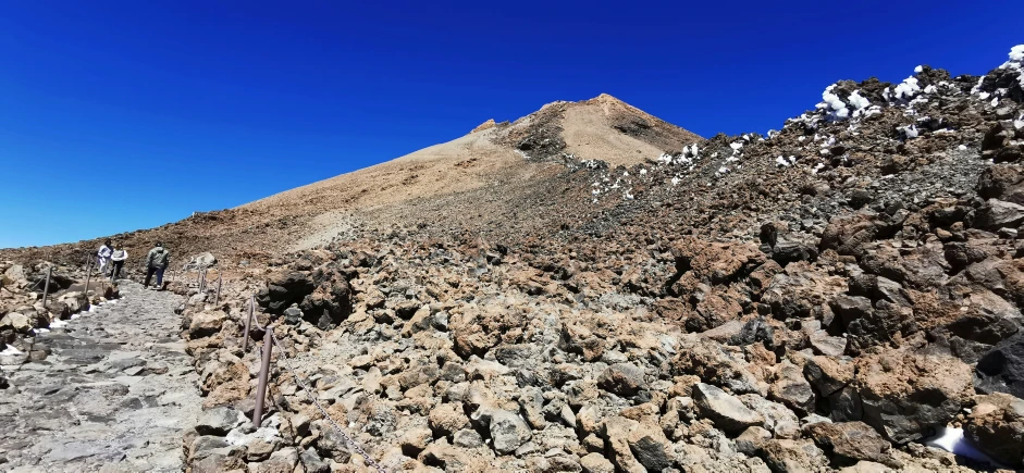 some rocks and other small stones under a blue sky