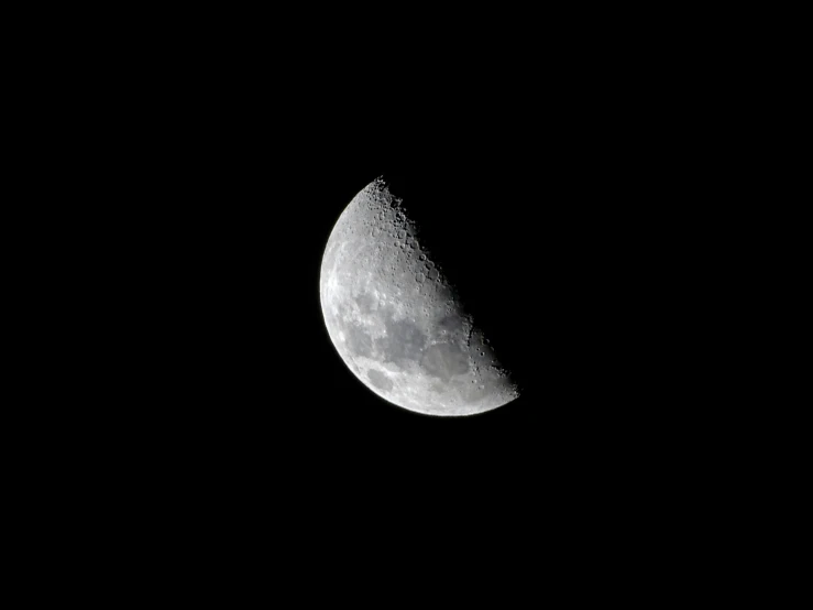 the crescent moon in the dark night sky