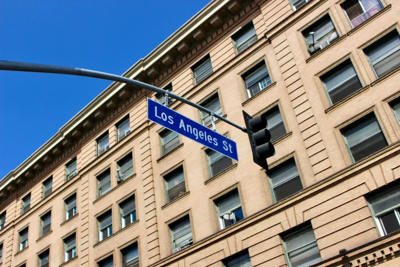 a street light with a sign that reads los angeles st