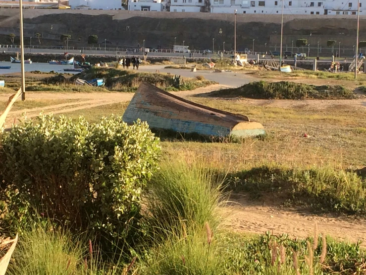 there are many boats in the grass beside a house